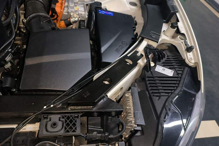 Used Volvo XC60 New Energy 2022 T8 Plug-in Hybrid All-Wheel Drive Smart Luxury Edition Engine Bay Left