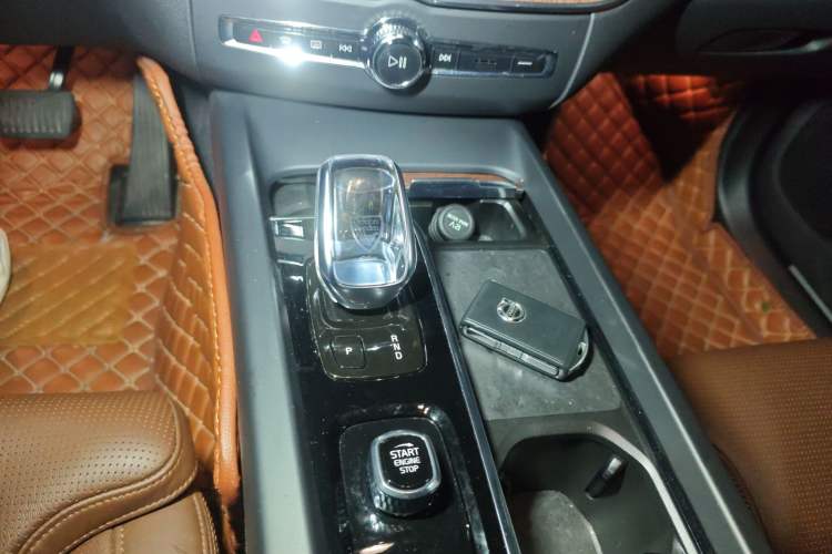 Used Volvo XC60 New Energy 2022 T8 Plug-in Hybrid Long-Range All-Wheel Drive Luxury Edition Gear Lever