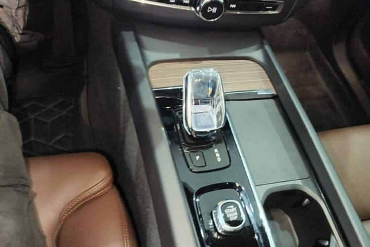 Used Volvo XC60 New Energy 2022 T8 Plug-in Hybrid All-Wheel Drive Smart Luxury Edition Gear Lever