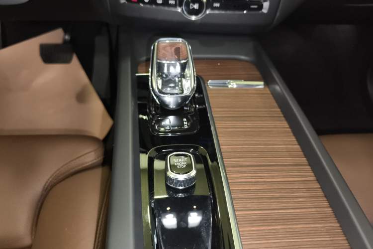 Used Volvo XC60 New Energy 2022 T8 Plug-in Hybrid Long-Range All-Wheel Drive Zhiyuan Luxury Edition Gear Lever