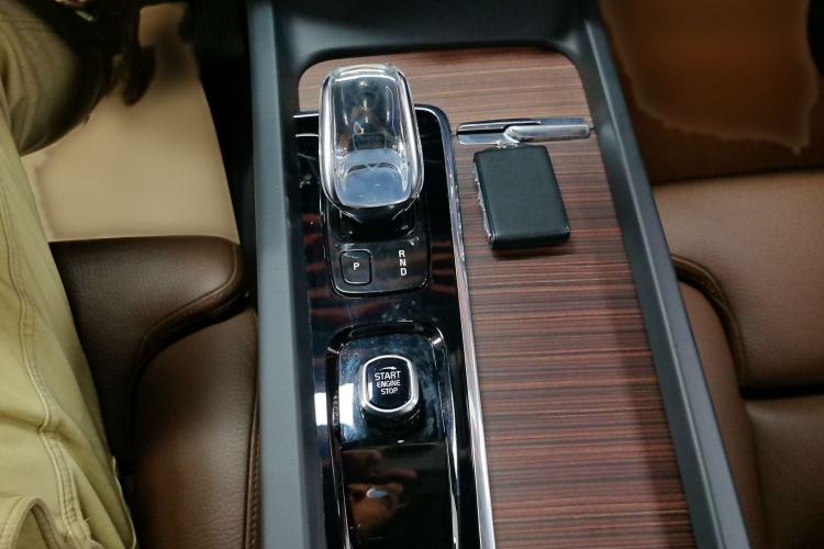 Used Volvo XC60 New Energy 2022 T8 Plug-in Hybrid All-Wheel Drive Smart Luxury Edition Gear Lever