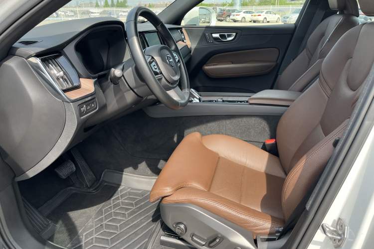 Used Volvo XC60 New Energy 2022 T8 Plug-in Hybrid All-Wheel Drive Smart Luxury Edition Interior 2