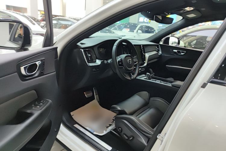Used Volvo XC60 New Energy 2022 T8 Plug-in Hybrid All-Wheel Drive Zhiyuan Sport Edition Interior 3