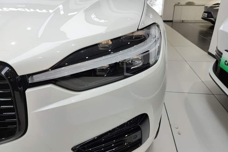 Used Volvo XC60 New Energy 2022 T8 Plug-in Hybrid All-Wheel Drive Zhiyuan Sport Edition Left Front Headlight