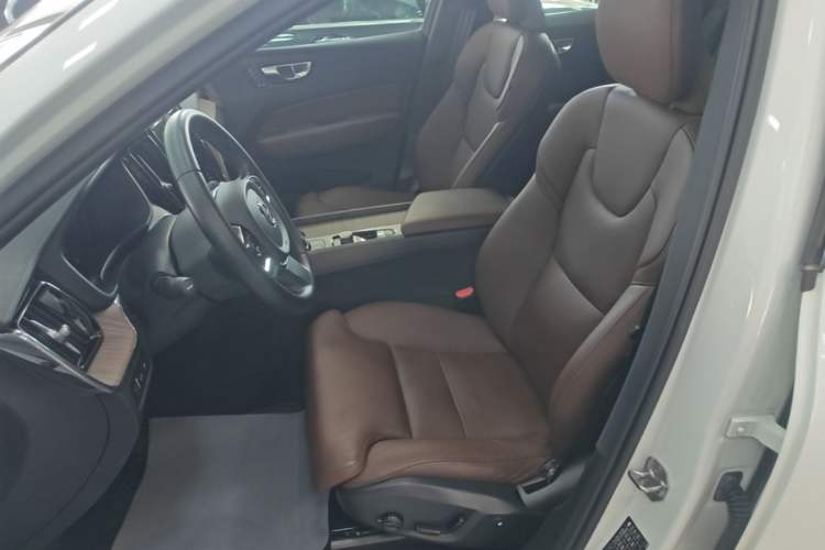 Used Volvo XC60 New Energy 2022 T8 Plug-in Hybrid All-Wheel Drive Smart Luxury Edition Left Front Seat