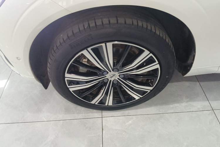 Used Volvo XC60 New Energy 2022 T8 Plug-in Hybrid All-Wheel Drive Smart Luxury Edition Left Front Wheel Hub