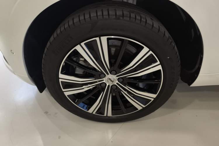 Used Volvo XC60 New Energy 2022 T8 Plug-in Hybrid Long-Range All-Wheel Drive Zhiyuan Luxury Edition Left Front Wheel Hub