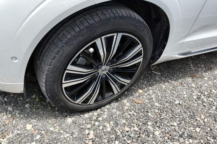 Used Volvo XC60 New Energy 2022 T8 Plug-in Hybrid All-Wheel Drive Smart Luxury Edition Left Front Wheel Hub