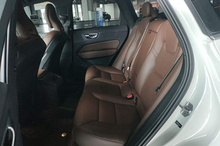 Used Volvo XC60 New Energy 2022 T8 Plug-in Hybrid All-Wheel Drive Smart Luxury Edition Left Rear Seat
