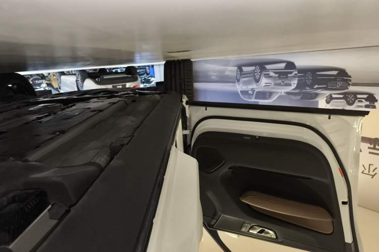 Used Volvo XC60 New Energy 2022 T8 Plug-in Hybrid Long-Range All-Wheel Drive Zhiyuan Luxury Edition Left Side Sill
