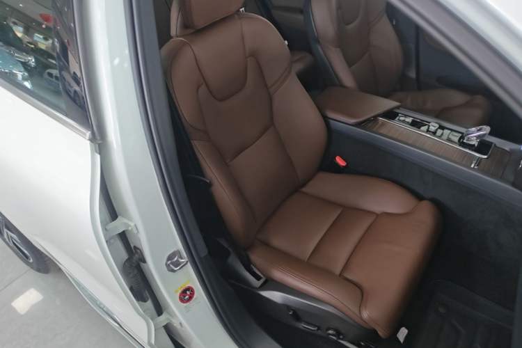 Used Volvo XC60 New Energy 2022 T8 Plug-in Hybrid All-Wheel Drive Smart Luxury Edition Right Front Seat