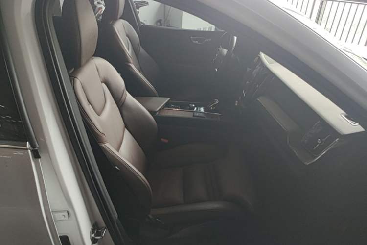 Used Volvo XC60 New Energy 2022 T8 Plug-in Hybrid All-Wheel Drive Smart Luxury Edition Right Front Seat