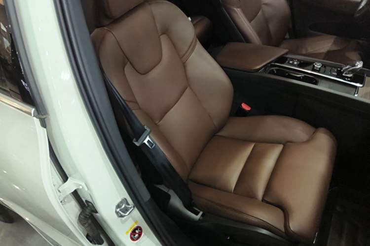 Used Volvo XC60 New Energy 2022 T8 Plug-in Hybrid All-Wheel Drive Smart Luxury Edition Right Front Seat
