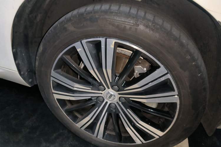 Used Volvo XC60 New Energy 2022 T8 Plug-in Hybrid All-Wheel Drive Smart Luxury Edition Right Front Wheel Hub