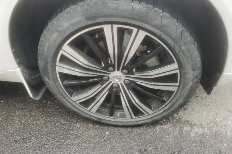 Used Volvo XC60 New Energy 2022 T8 Plug-in Hybrid Long-Range All-Wheel Drive Luxury Edition Right Front Wheel Hub