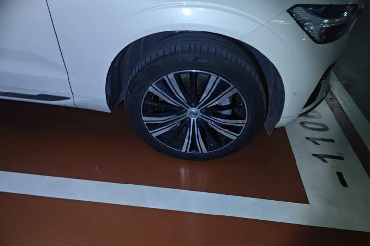 Used Volvo XC60 New Energy 2022 T8 Plug-in Hybrid All-Wheel Drive Smart Luxury Edition Right Front Wheel Hub