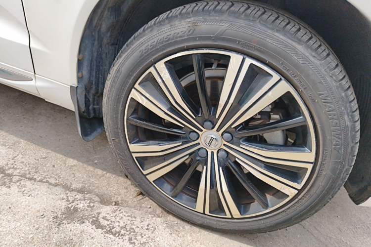 Used Volvo XC60 New Energy 2022 T8 Plug-in Hybrid All-Wheel Drive Smart Luxury Edition Right Front Wheel Hub
