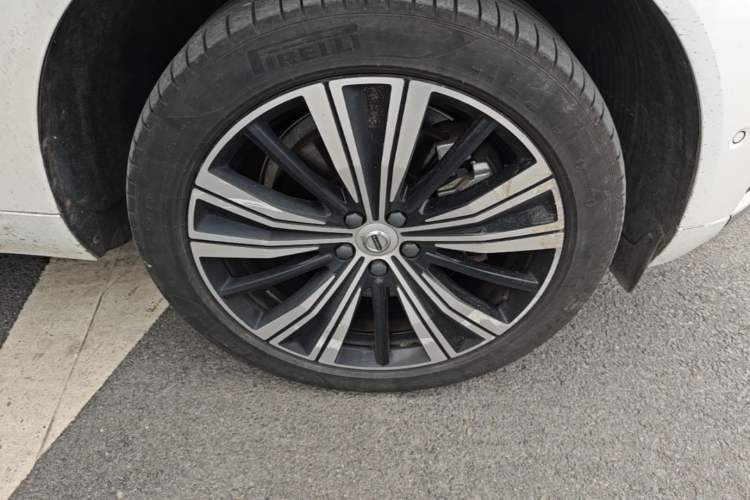 Used Volvo XC60 New Energy 2022 T8 Plug-in Hybrid Long-Range All-Wheel Drive Zhiyuan Luxury Edition Right Front Wheel Hub