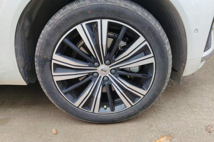 Used Volvo XC60 New Energy 2022 T8 Plug-in Hybrid All-Wheel Drive Smart Luxury Edition Right Front Wheel Hub