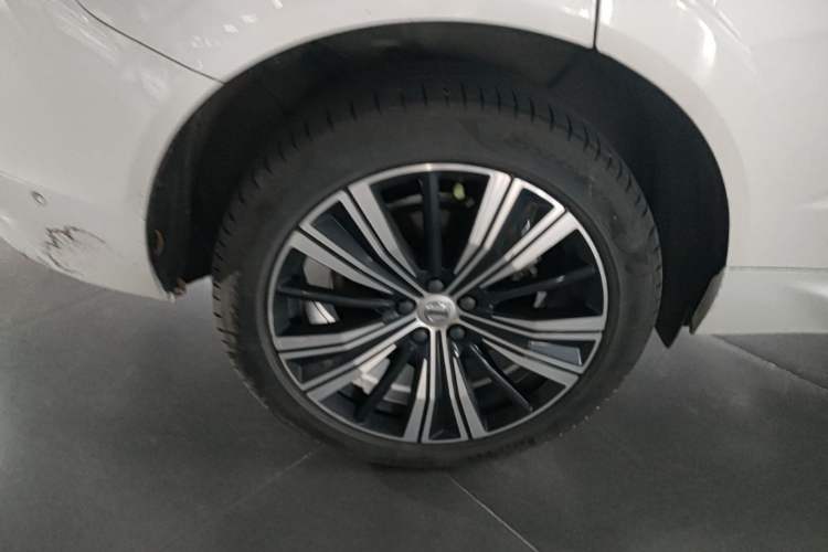Used Volvo XC60 New Energy 2022 T8 Plug-in Hybrid All-Wheel Drive Smart Luxury Edition Right Rear Wheel Hub