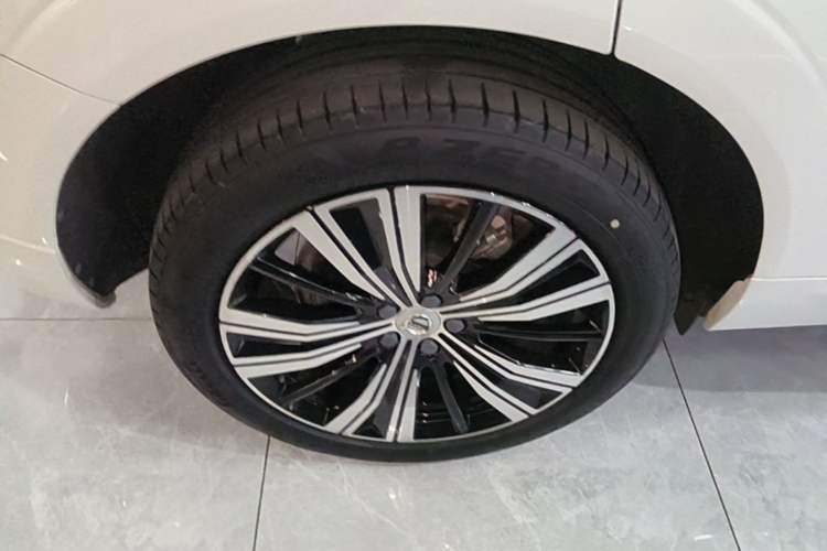 Used Volvo XC60 New Energy 2022 T8 Plug-in Hybrid All-Wheel Drive Smart Luxury Edition Right Rear Wheel Hub