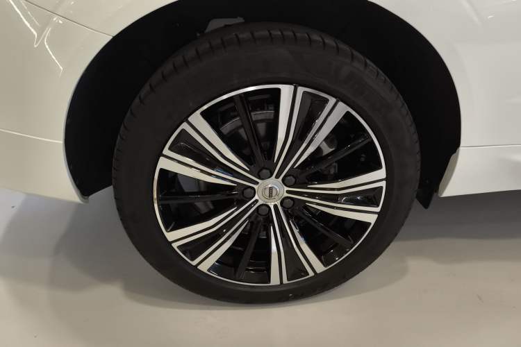 Used Volvo XC60 New Energy 2022 T8 Plug-in Hybrid Long-Range All-Wheel Drive Zhiyuan Luxury Edition Right Rear Wheel Hub
