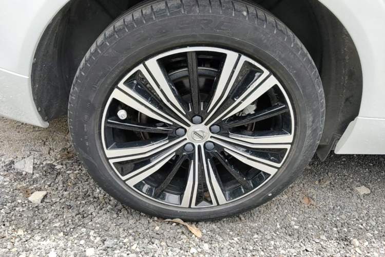 Used Volvo XC60 New Energy 2022 T8 Plug-in Hybrid All-Wheel Drive Smart Luxury Edition Right Rear Wheel Hub