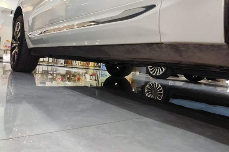 Used Volvo XC60 New Energy 2022 T8 Plug-in Hybrid All-Wheel Drive Smart Luxury Edition Right Side Sill