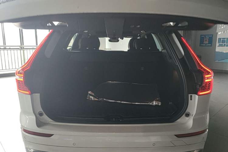 Used Volvo XC60 New Energy 2022 T8 Plug-in Hybrid All-Wheel Drive Smart Luxury Edition Trunk
