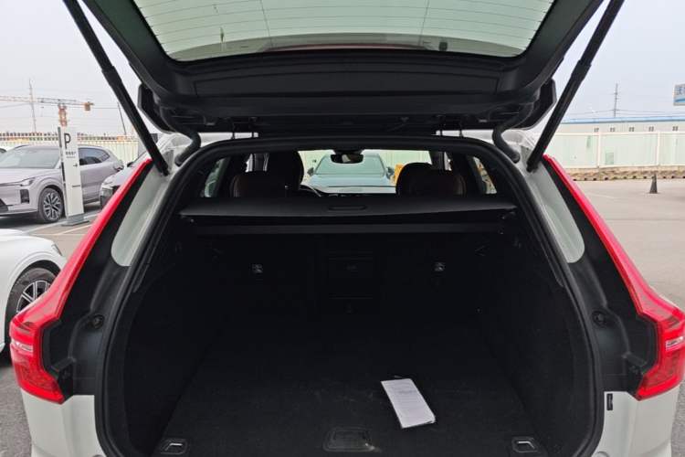Used Volvo XC60 New Energy 2022 T8 Plug-in Hybrid Long-Range All-Wheel Drive Zhiyuan Luxury Edition Trunk