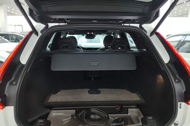 Used Volvo XC60 New Energy 2022 T8 Plug-in Hybrid All-Wheel Drive Zhiyuan Sport Edition Trunk