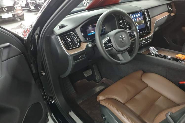 Used Volvo XC60 New Energy 2023 T8 Plug-in Hybrid Long-Range All-Wheel Drive Smart Luxury Edition Interior 3