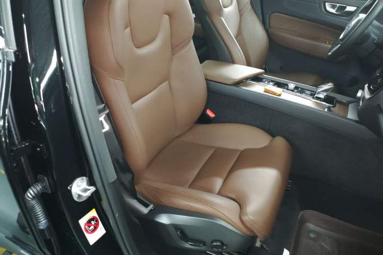 Used Volvo XC60 New Energy 2023 T8 Plug-in Hybrid Long-Range All-Wheel Drive Smart Luxury Edition Right Front Seat