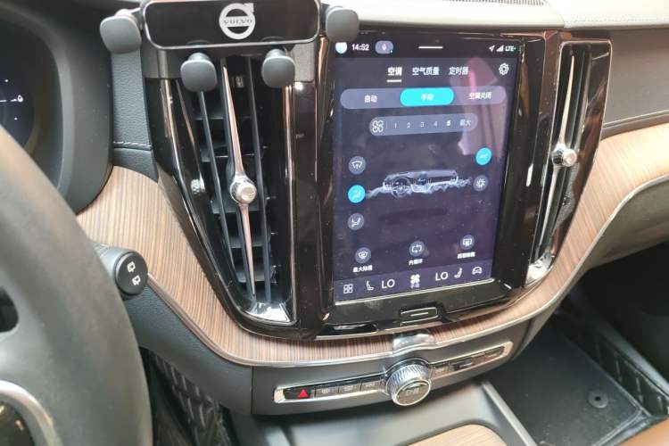 Used Volvo XC60 New Energy 2023 T8 Plug-in Hybrid Long-Range All-Wheel Drive Smart Luxury Edition Audio And AC Panel