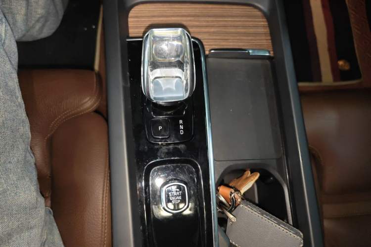 Used Volvo XC60 New Energy 2023 T8 Plug-in Hybrid Long-Range All-Wheel Drive Smart Luxury Edition Gear Lever
