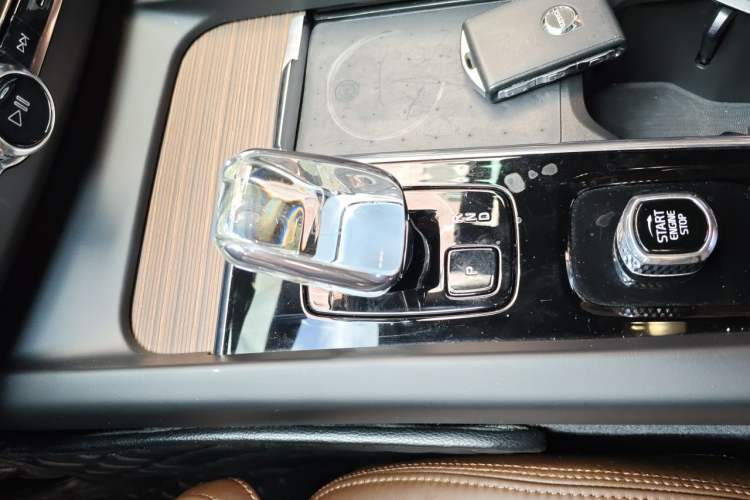 Used Volvo XC60 New Energy 2023 T8 Plug-in Hybrid Long-Range All-Wheel Drive Smart Luxury Edition Gear Lever