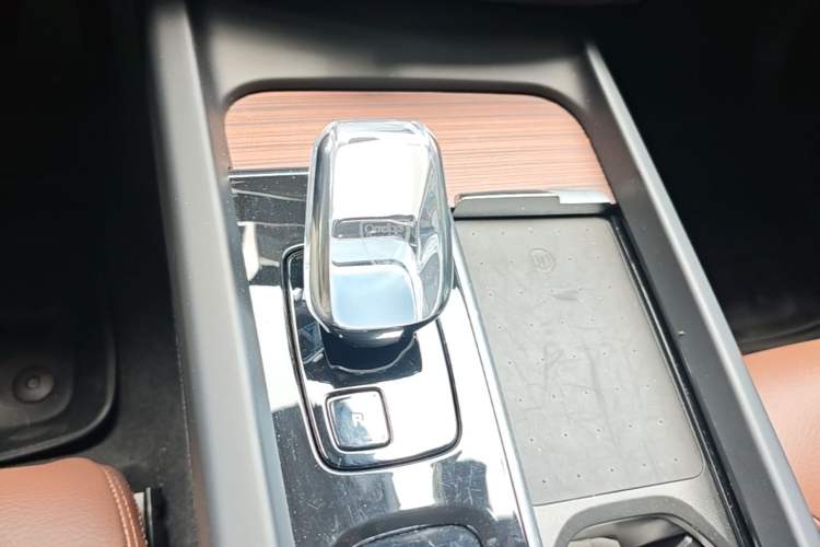 Used Volvo XC60 New Energy 2023 T8 Plug-in Hybrid Long-Range All-Wheel Drive Smart Luxury Edition Gear Lever