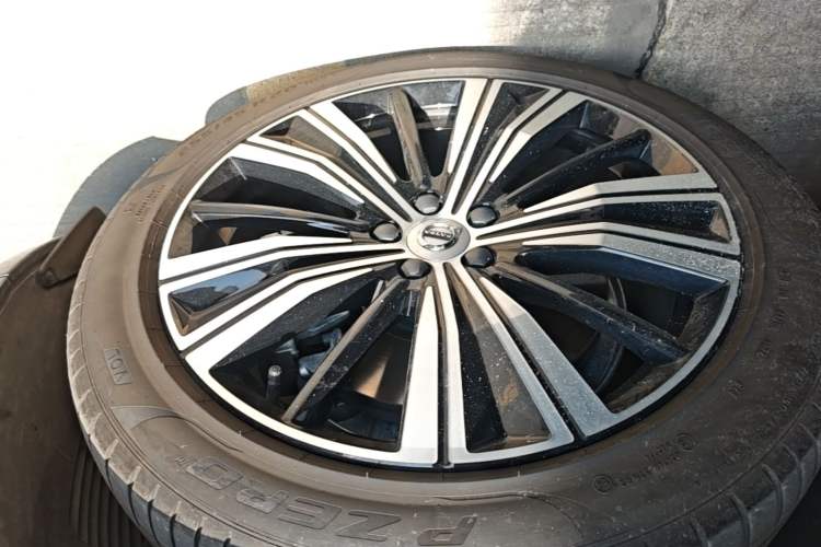 Used Volvo XC60 New Energy 2023 T8 Plug-in Hybrid Long-Range All-Wheel Drive Smart Luxury Edition Left Front Wheel Hub