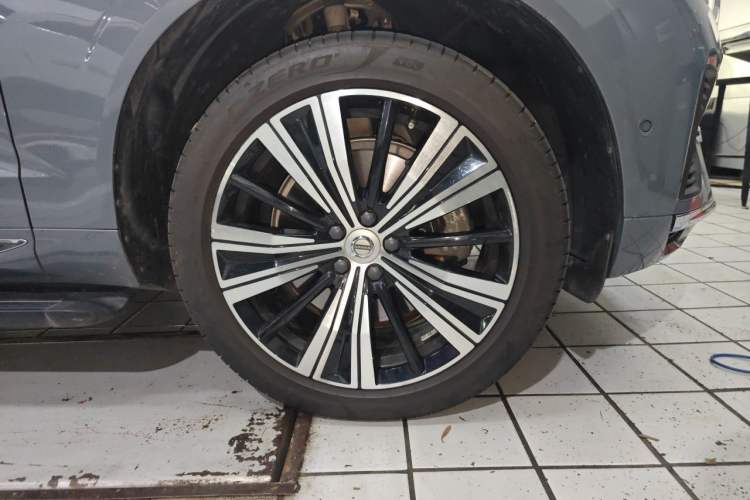 Used Volvo XC60 New Energy 2023 T8 Plug-in Hybrid Long-Range All-Wheel Drive Smart Luxury Edition Right Front Wheel Hub