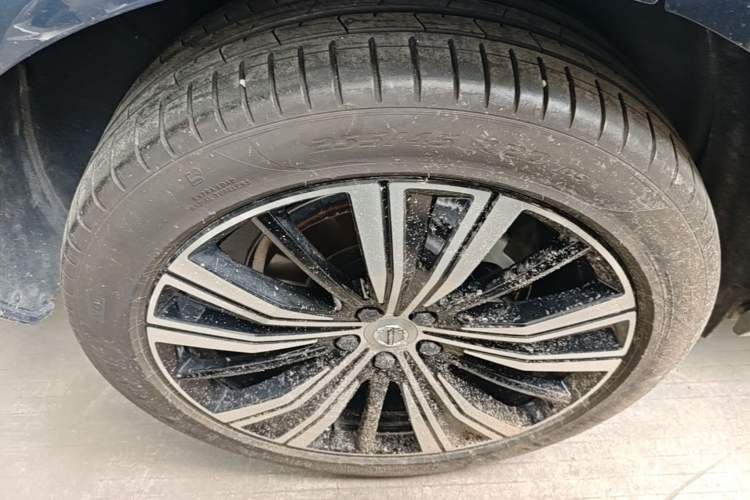 Used Volvo XC60 New Energy 2023 T8 Plug-in Hybrid Long-Range All-Wheel Drive Smart Luxury Edition Right Rear Wheel Hub