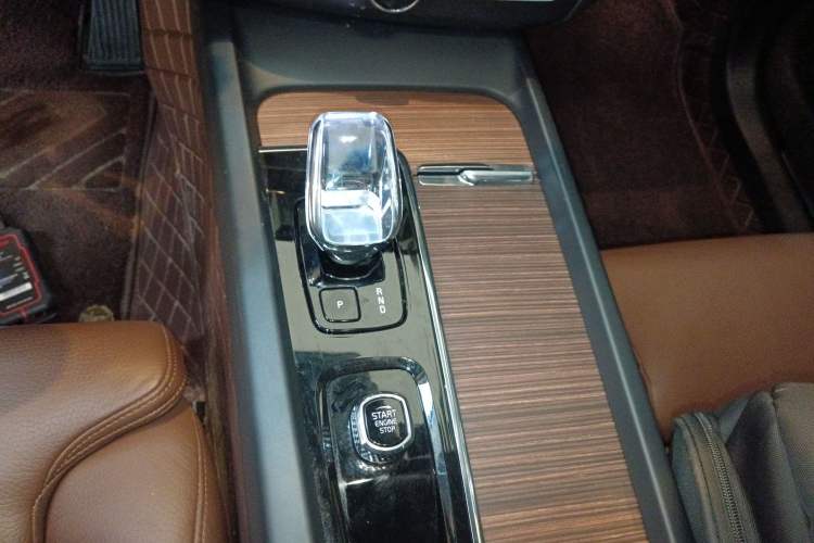Used Volvo XC60 New Energy 2023 T8 Plug-in Hybrid Long-Range All-Wheel Drive Smart Luxury Edition Gear Lever
