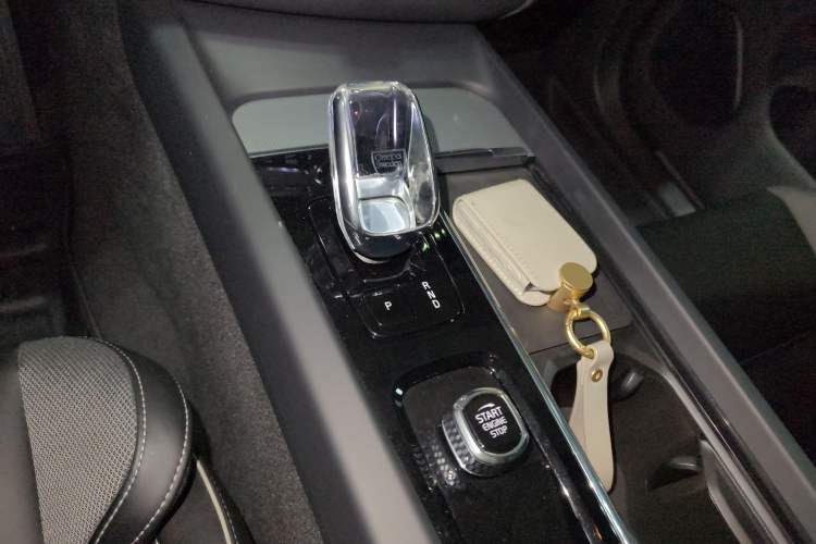 Used Volvo XC60 New Energy 2023 T8 Plug-in Hybrid Long-Range All-Wheel Drive Smart & Sporty Version Gear Lever