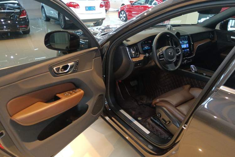 Used Volvo XC60 New Energy 2023 T8 Plug-in Hybrid Long-Range All-Wheel Drive Smart Luxury Edition Interior 3