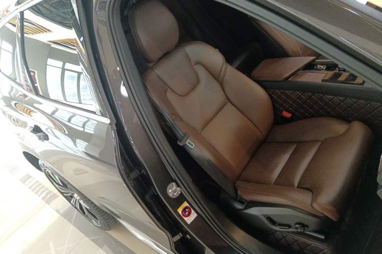 Used Volvo XC60 New Energy 2023 T8 Plug-in Hybrid Long-Range All-Wheel Drive Smart Luxury Edition Right Front Seat