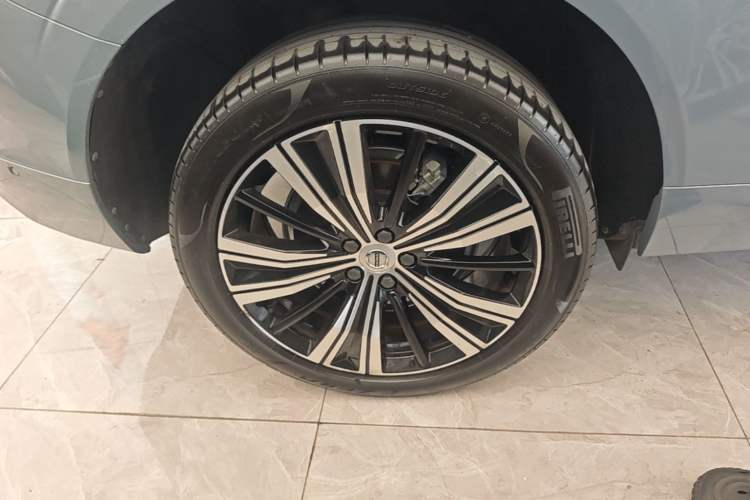 Used Volvo XC60 New Energy 2023 T8 Plug-in Hybrid Long-Range All-Wheel Drive Smart Luxury Edition Right Rear Wheel Hub
