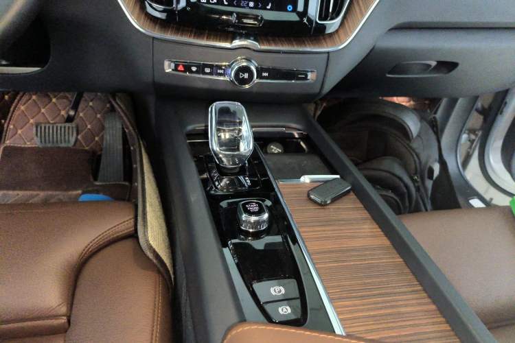 Used Volvo XC60 New Energy 2023 T8 Plug-in Hybrid Long-Range All-Wheel Drive Smart Luxury Edition Gear Lever