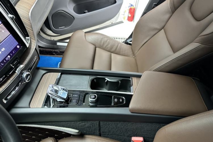 Used Volvo XC60 New Energy 2023 T8 Plug-in Hybrid Long-Range All-Wheel Drive Smart Luxury Edition Interior 11