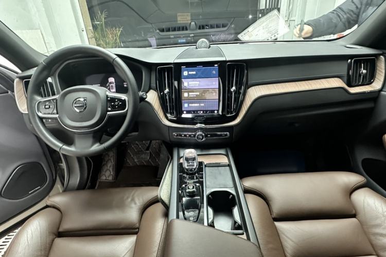 Used Volvo XC60 New Energy 2023 T8 Plug-in Hybrid Long-Range All-Wheel Drive Smart Luxury Edition Interior 9