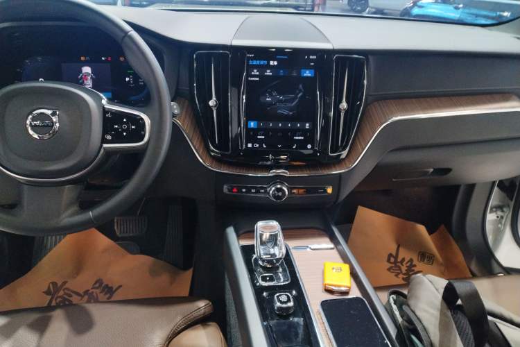 Used Volvo XC60 New Energy 2023 T8 Plug-in Hybrid Long-Range All-Wheel Drive Smart Luxury Edition Audio And AC Panel