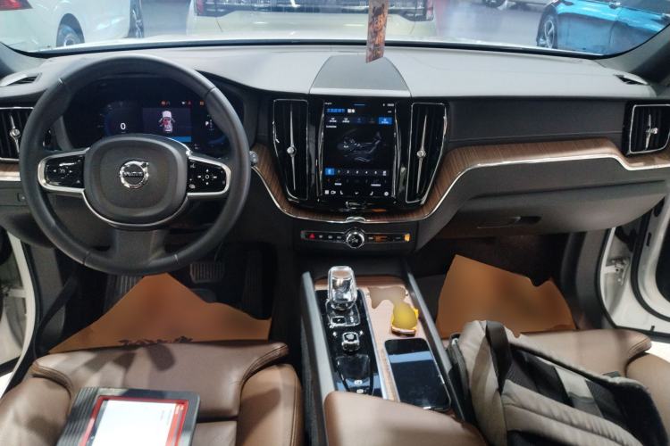 Used Volvo XC60 New Energy 2023 T8 Plug-in Hybrid Long-Range All-Wheel Drive Smart Luxury Edition Center Console